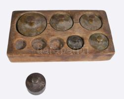 Antik öntöttvas mérleg, réz tányérokkal, súlyokkal, h: 50 cm