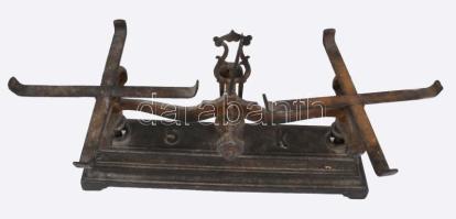 Antik öntöttvas mérleg, réz tányérokkal, súlyokkal, h: 50 cm
