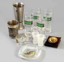 12 darabos zömmel vadász stílusú tárgy tétel, közte poharak, hamuzó, kitüntetés.