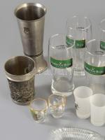 12 darabos zömmel vadász stílusú tárgy tétel, közte poharak, hamuzó, kitüntetés