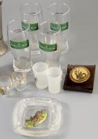 12 darabos zömmel vadász stílusú tárgy tétel, közte poharak, hamuzó, kitüntetés