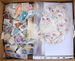 Sok száz darab vegyes külföldi bélyeg ömlesztve dobozban, benne sok USA