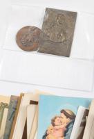 Vegyes vallási tétel: szentképek + 3 db imakönyv + 2 db fém érem/plakett