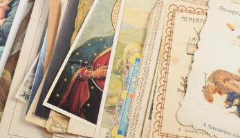 Vegyes vallási tétel: szentképek + 3 db imakönyv + 2 db fém érem/plakett