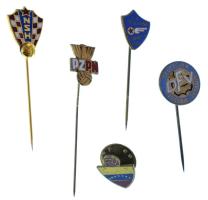 5xklf labdarúgó nemzeti szövetség- és klub jelvény, közte zománcozott darabokkal: Lengyelország, Zseljeznicsar Szarajevó, NDK, Horvátország, Venezuela T:AU,XF 5xdiff football national team- and club badge, within enameled pcs: Poland, Željezničar Sarajevo, GDR, Croatia, Venezuela T:AU,XF