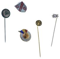 5xklf labdarúgó nemzeti szövetség- és klub jelvény, közte zománcozott darabokkal: Németország, Dánia, Románia, Tunézia, FSV T:AU,XF 5xdiff football national team- and club badge, within enameled pcs: Germany, Denmark, Romania, Tunisia, FSV T:AU,XF