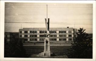 Aknaszlatina, Akna Slatina, Slatinské Doly, Szolotvino, Solotvyno (Máramaros); M. kir. állami polgári iskola, Országzászló 1943. VI. 13. / school, Hungarian flag. photo