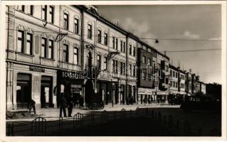 Munkács, Mukacheve, Mukachevo, Mukacevo; Rákóczi utca, Schönfeld Henrik, Sternberg, Kovács Gyula, Kahán Chájem és fia üzlete, automobil, Steyr Auto képviselet, Puch motorkerékpárok, közlekedési rendőr és magyar katona / street view with shops, automobile, policeman and Hungarian soldier (gyűrődés / crease)