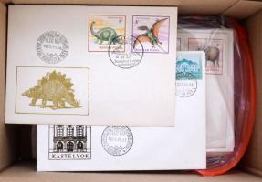 kb 100 db FDC 1980-as 90-es évekből, dobozban