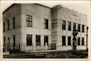 Munkács, Mukacheve, Mukachevo, Mukacevo; zsidó árvaház és tanoncotthon. Heinrich Schönfeld kiadása. Judaika / Sirocinsky domov zidovskych ucnu / Jewish orphanage and apprentice boarding school. Judaica (fl)