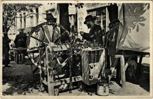 Kárpátaljai zsidó piaci köszörűs / Podkarpatská Rus. Zidovsky brusic / Transcarpathian Jewish market grinder. Judaica (fa)