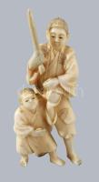 Férfi fiával - Japán csont okimono, cca 1900, restaurált, m: 10 cm