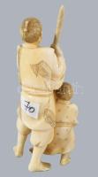 Férfi fiával - Japán csont okimono, cca 1900, restaurált, m: 10 cm