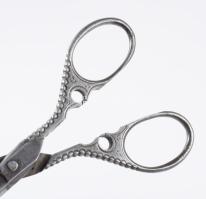 2 darab dekoratív 19. századi ollló, h: 12-14 cm