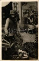 Kárpátaljai zsidó árus a piacon / Podkarpatská Rus. Na trhu / Transcarpathian Jewish market vendor. Judaica (fl)