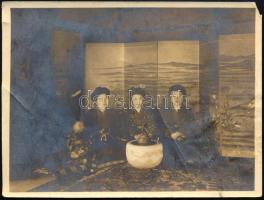 1911 Nagaszaki, japán nők és kisgyermek, a hátoldalon magyar feliratozott fotó, apró sarokhiánnyal, 8,5x11 cm