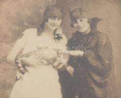 cca 1910-1920 Farsangi jelmezes hölgyek, az egyikük kezében cicával, fotólap, üvegezett fakeretben, ...