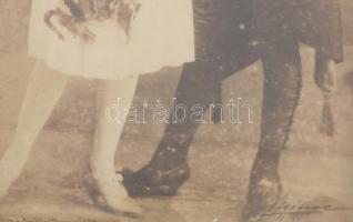 cca 1910-1920 Farsangi jelmezes hölgyek, az egyikük kezében cicával, fotólap, üvegezett fakeretben, ...