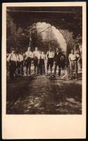 cca 1920 Társaság díszes kapunál (székelykapu?), fotólap, jelzés nélkül, 13,5x8,5 cm