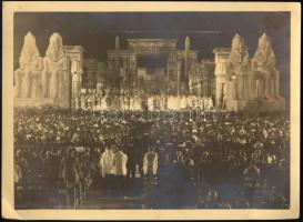 cca 1930 Előadás látványos egyiptomi díszlettel (feltehetőleg az Aida c. opera), fotó, jelzés nélkül, kis saroktöréssel, 12x16,5 cm
