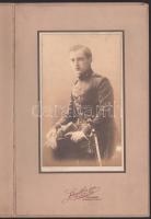 cca 1910 Fiatal katonatiszt (lovas tüzér) és felesége portréi, 2 db fotó (egy mappában), Brunhuber Béla (Schmidt Ede utóda) budapesti műterméből, eredeti, kissé sérült mappában, fotó mérete: 19x11,5 cm