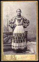 1902 Fiatal lány népviseletben, vizitkártya Rechnitzer zágrábi műterméből, szecessziós verzóval, 11x7 cm / Young girl in folk costume, cdv photo from the studio of Rechnitzer in Zagreb