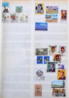 Több ezer darab vegyes külföldi bélyeg berakólapokon, főleg pecsételt anyag