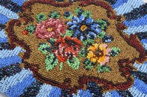 cca 1900 Gyöngyfűzött női táska réz szerelékkel, 16x21 cm