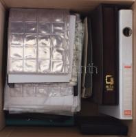 Egy nagyobb kartondoboznyi numizmatikai kellék: berakók, érmés és bankjegyes berakólapok vegyes, többségében használt állapotban.