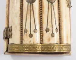 Keleti tevecsont díszdoboz, réz szerelékkel, jó állapotban, 15x10 cm