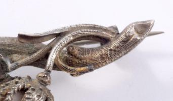 Szecessziós ezüst (Ag) bross, csont szirmokkal, 800 ezrelékes ezüst, jelzett, h: 4 cm, bruttó 5g