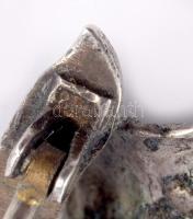 Szecessziós ezüst (Ag) bross, csont szirmokkal, 800 ezrelékes ezüst, jelzett, h: 4 cm, bruttó 5g
