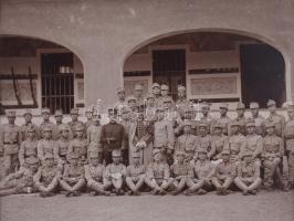 ca 1900 nagy méretű katonai csoportkép, ráragasztott paszpartuval 43x33 cm