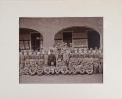 ca 1900 nagy méretű katonai csoportkép, ráragasztott paszpartuval 43x33 cm
