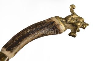 Szám Kálmán nagy méretű vadásztőr. Agancs, réz, jelzett. 58 cm