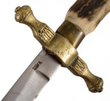 Szám Kálmán nagy méretű vadásztőr. Agancs, réz, jelzett. 58 cm