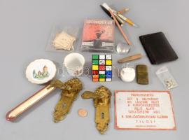 Vegyes tétel: térképmérő, bűvös kocka, LGT kazetta, öngyújtó, ékszer, írószer, zománctábla, réz zárcím