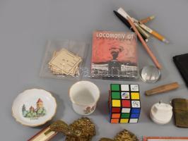 Vegyes tétel: térképmérő, bűvös kocka, LGT kazetta, öngyújtó, ékszer, írószer, zománctábla, réz zárc...