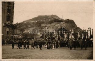 1928 Budapest XI. Gellérthegy, Trianon-ellenes felvonulás, irredenta propaganda, zászlók. photo