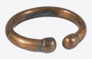 cca 1800 Afrikai bronz karperec, 7,5x6,5 cm