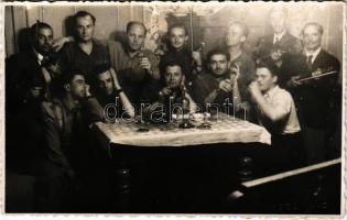 Topolya, Bácstopolya, Bács-Topolya, Backa Topola; italozó társaság és cigány zenészek / guests and Gypsy musicians. Foto Manci photo (fl)