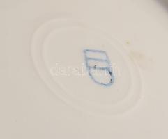 Alt wien részben kézzel festett zsánermintás dísztál, jelzett, d: 18,5 cm