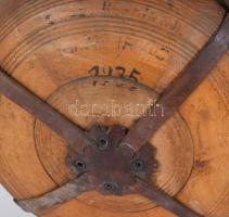 1935 faragott fa kulacs, sérült szíjjal, kopott felirattal, m: 36 cm