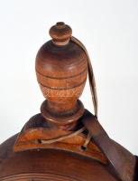 1935 faragott fa kulacs, sérült szíjjal, kopott felirattal, m: 36 cm