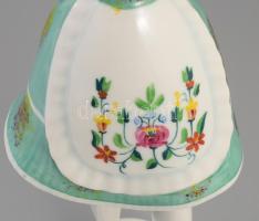 Hollóházi párnát kirázó lány. Jelzett, hibátlan (alátámasztási nyommal), m: 27,5 cm