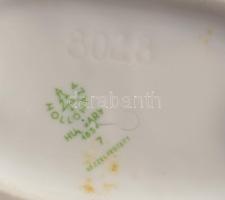 Hollóházi párnát kirázó lány. Jelzett, hibátlan (alátámasztási nyommal), m: 27,5 cm