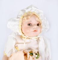 Victorian-Doll porcelánfejű baba, ruhával, pótruhával, m: 44 cm