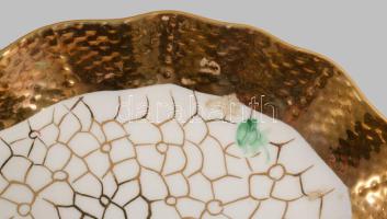 Szabó Zsuzsa hausmaler mintás tálka. Kézzel festett, jelzett, kis kopással d: 21x17 cm