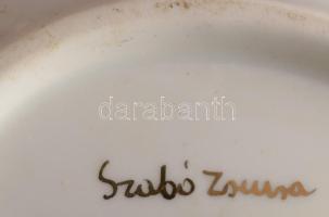 Szabó Zsuzsa hausmaler mintás tálka. Kézzel festett, jelzett, kis kopással d: 21x17 cm