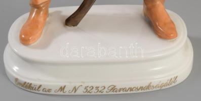 Herendi Hadik huszár, tervező: Kisfaludy Strobl Alajos. Színesen festett porcelán, bokái restaurálta...